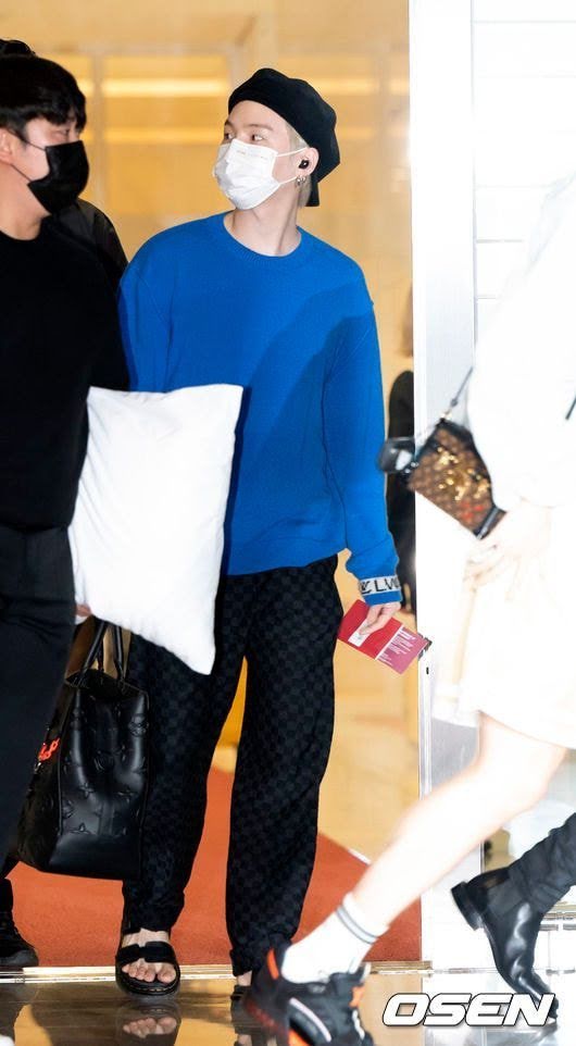 ELLE Japan features Jimin's Louis Vuitton 'Petite Malle' bag as