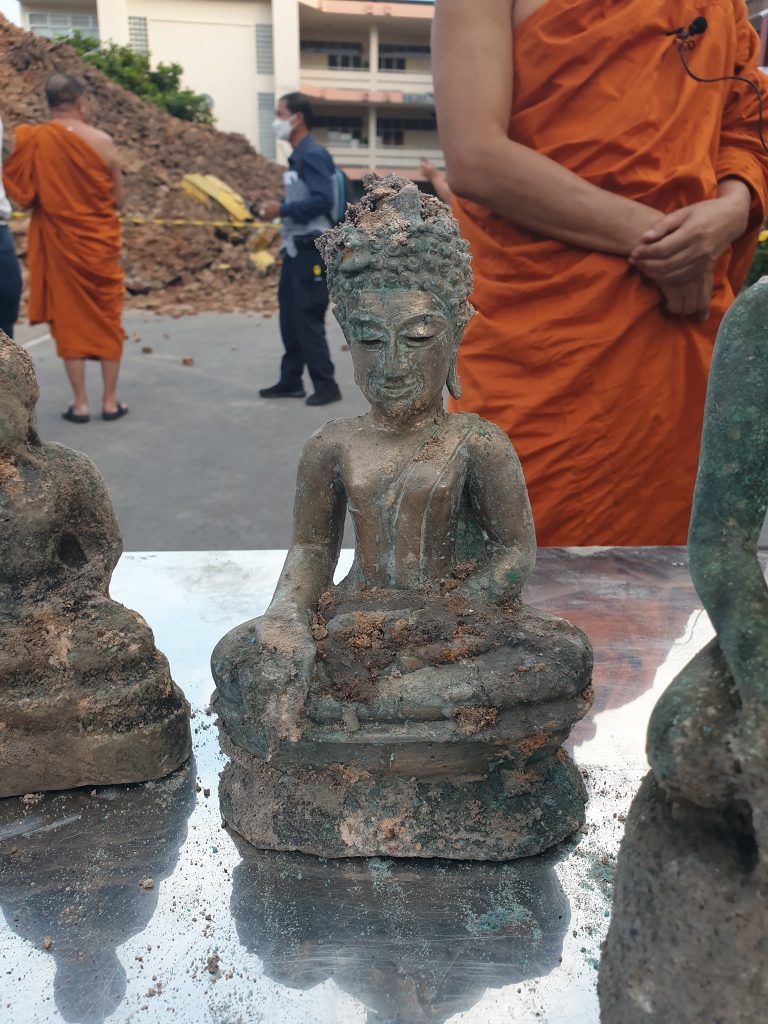 พระธาตุวัดศรีสุพรรณถล่ม-10