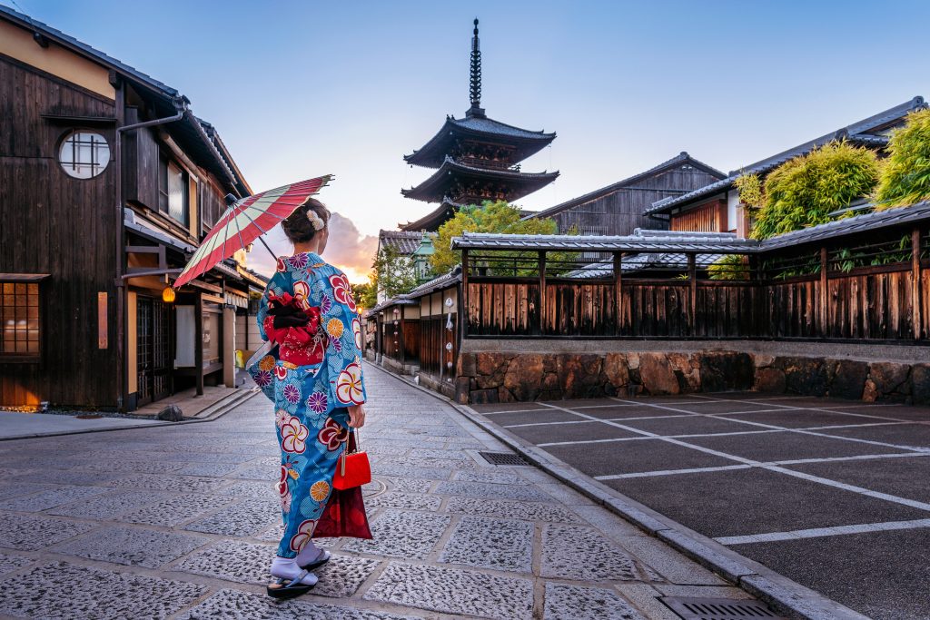 woman-wearing-japanese-traditional-kimono-with-umbrella-yasaka-pagoda-sannen-zaka-street-kyoto-japan