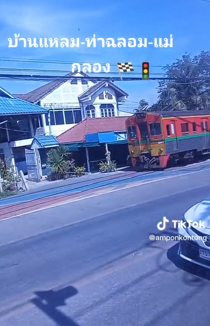 รถไฟวิ่งบนถนน-5-3