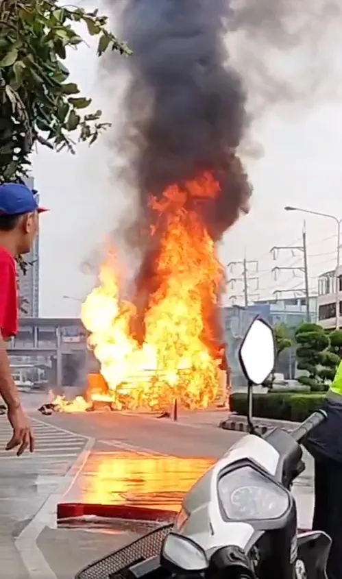 ไฟไหม้บนถนนพระราม (2)