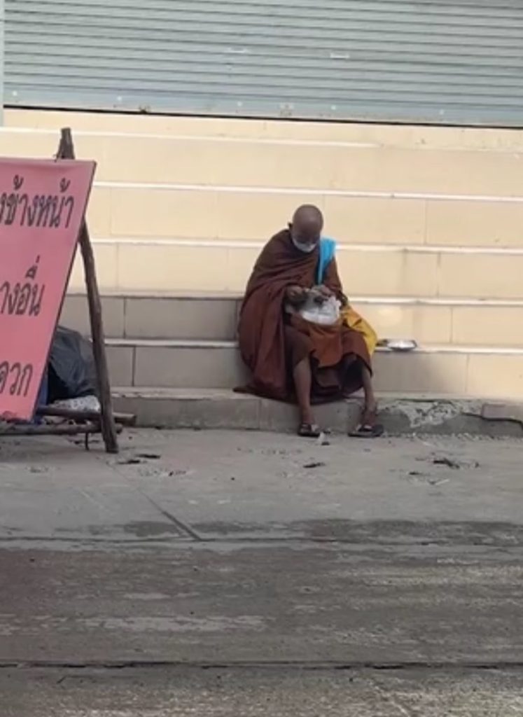 พระยืนบิณฑบาตรับแต่ปัจจัย-3-min