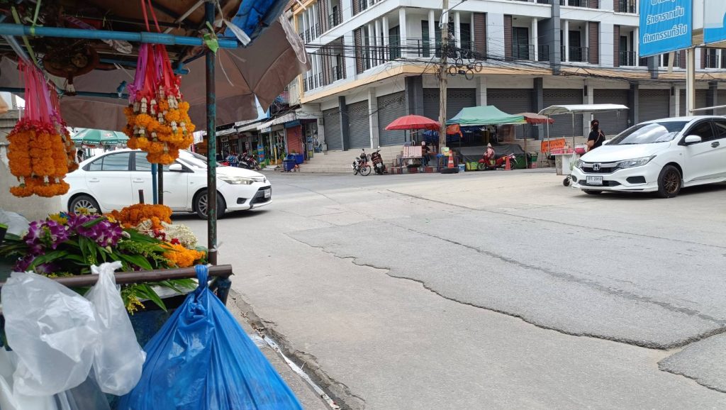 พระยืนบิณฑบาตรับแต่ปัจจัย-9-min