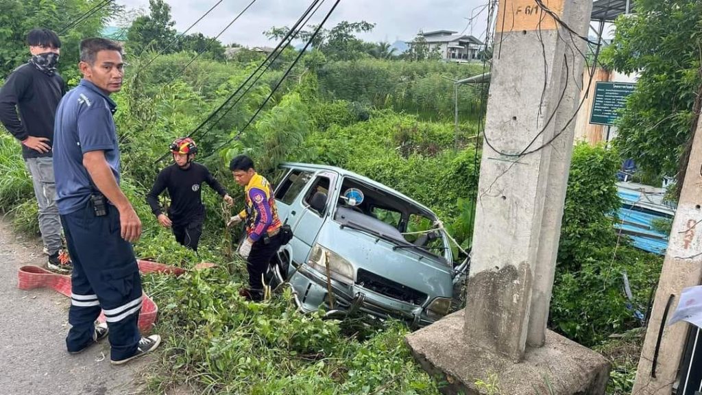 รถรับส่งนักเรียนตกข้างทาง-1-min