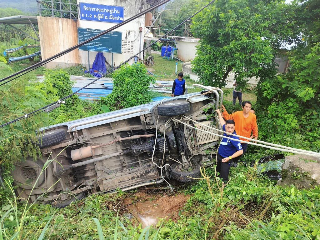 รถรับส่งนักเรียนตกข้างทาง-2-min