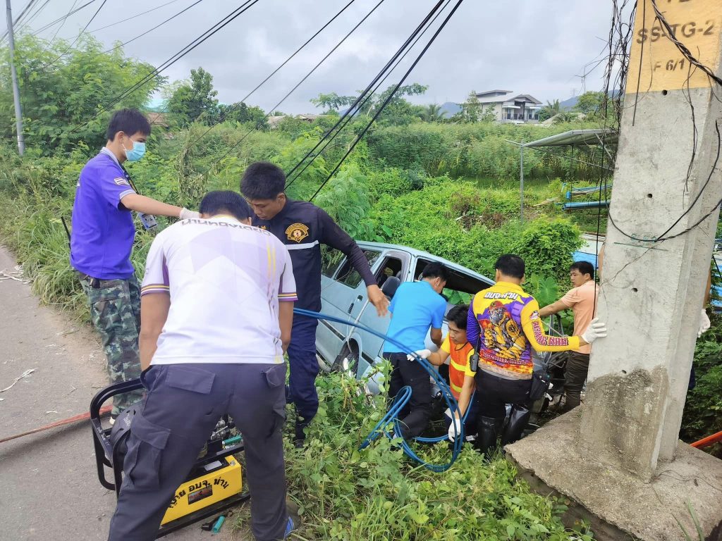 รถรับส่งนักเรียนตกข้างทาง-8-min