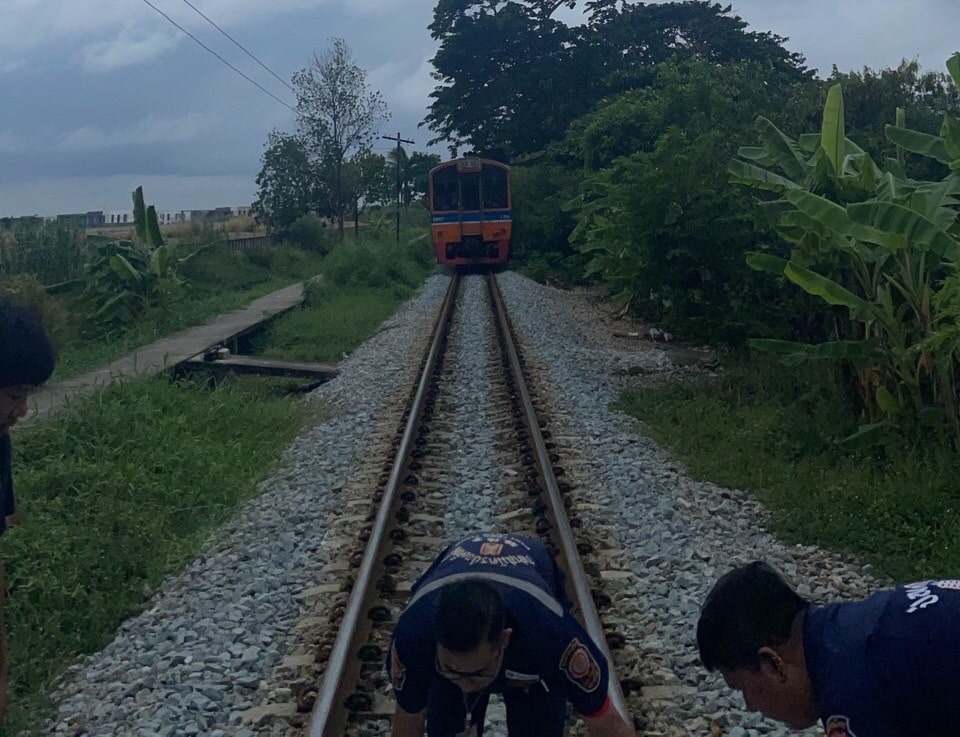 โดดให้รถไฟทับร่าง