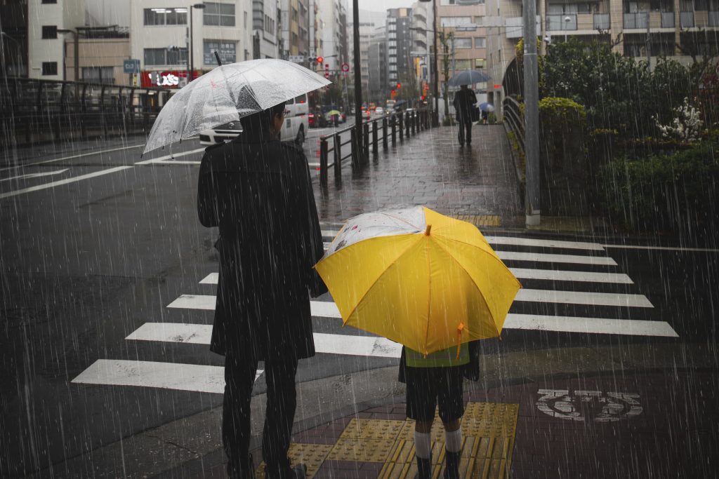 family-crossing-road-rainy-day-min