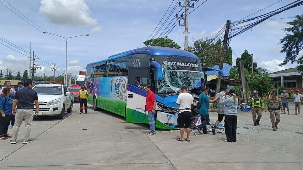 รถบัส พุ่งชน รถเทรลเลอร์ (3)-min